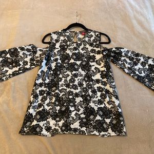 Vince Camuto Cold Shoulder Top XS